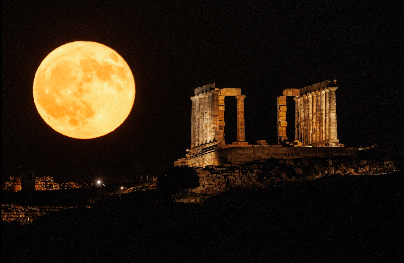 H ΠΑΝΣΕΛΗΝΟΣ ΤΟΥ ΑΥΓΟΥΣΤΟΥ "ΤΟ ΦΕΓΓΑΡΙ ΤΟΥ ΟΞΥΡΡΥΓΧΟΥ" ΑΠΟ ΤΟΝ ΝΑΟ ΤΟΥ ΠΟΣΕΙΔΩΝΑ ΣΤΟ ΣΟΥΝΙΟ