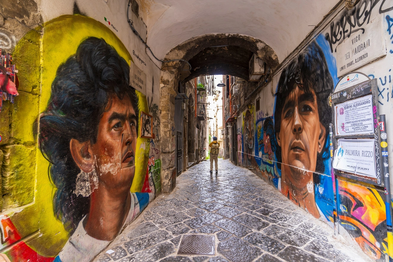 Νάπολη, Ιταλία