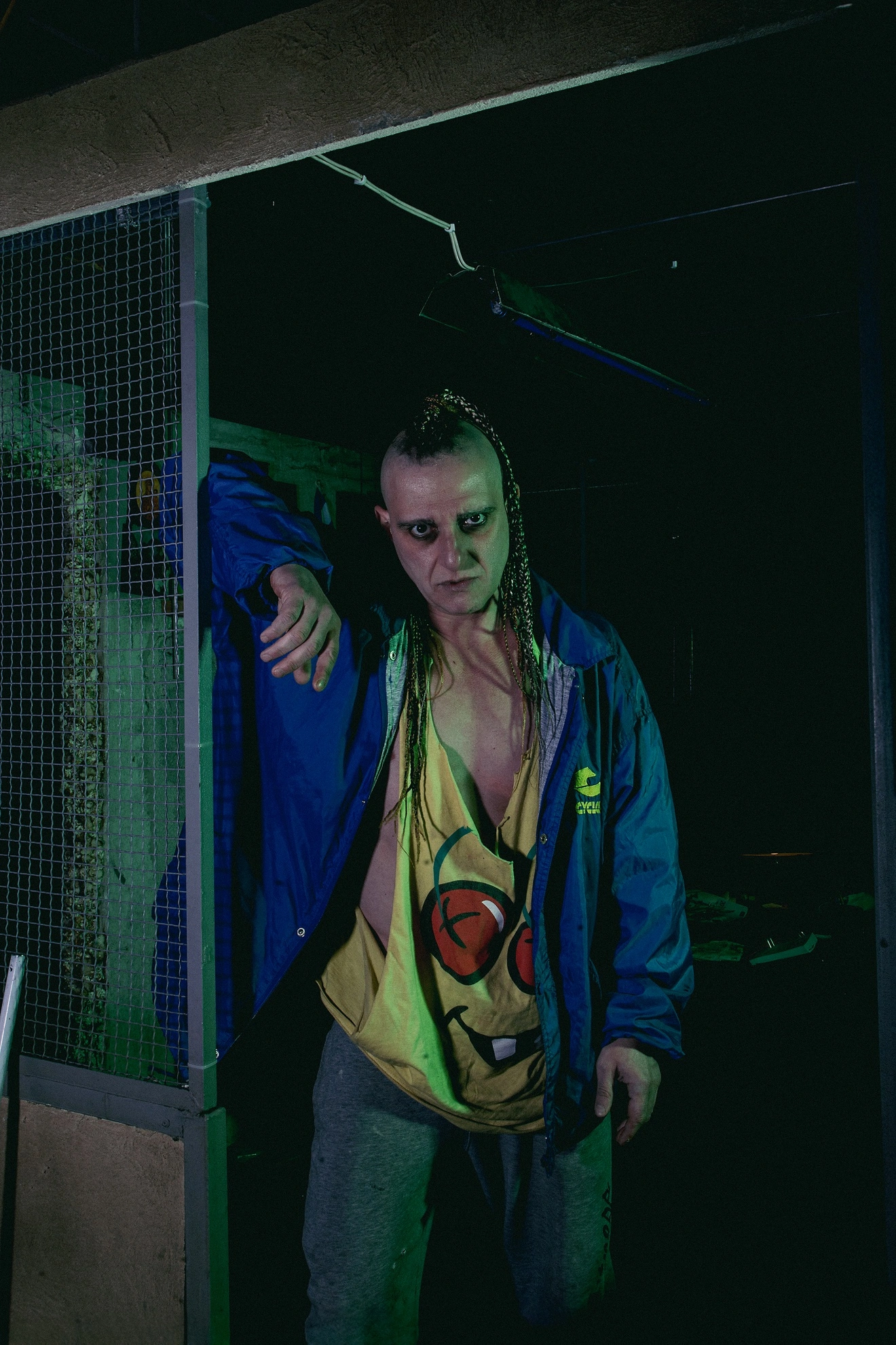 Ο Αλέξανδρος Κουκιά στον σκηνικό χώρο της παράστασης