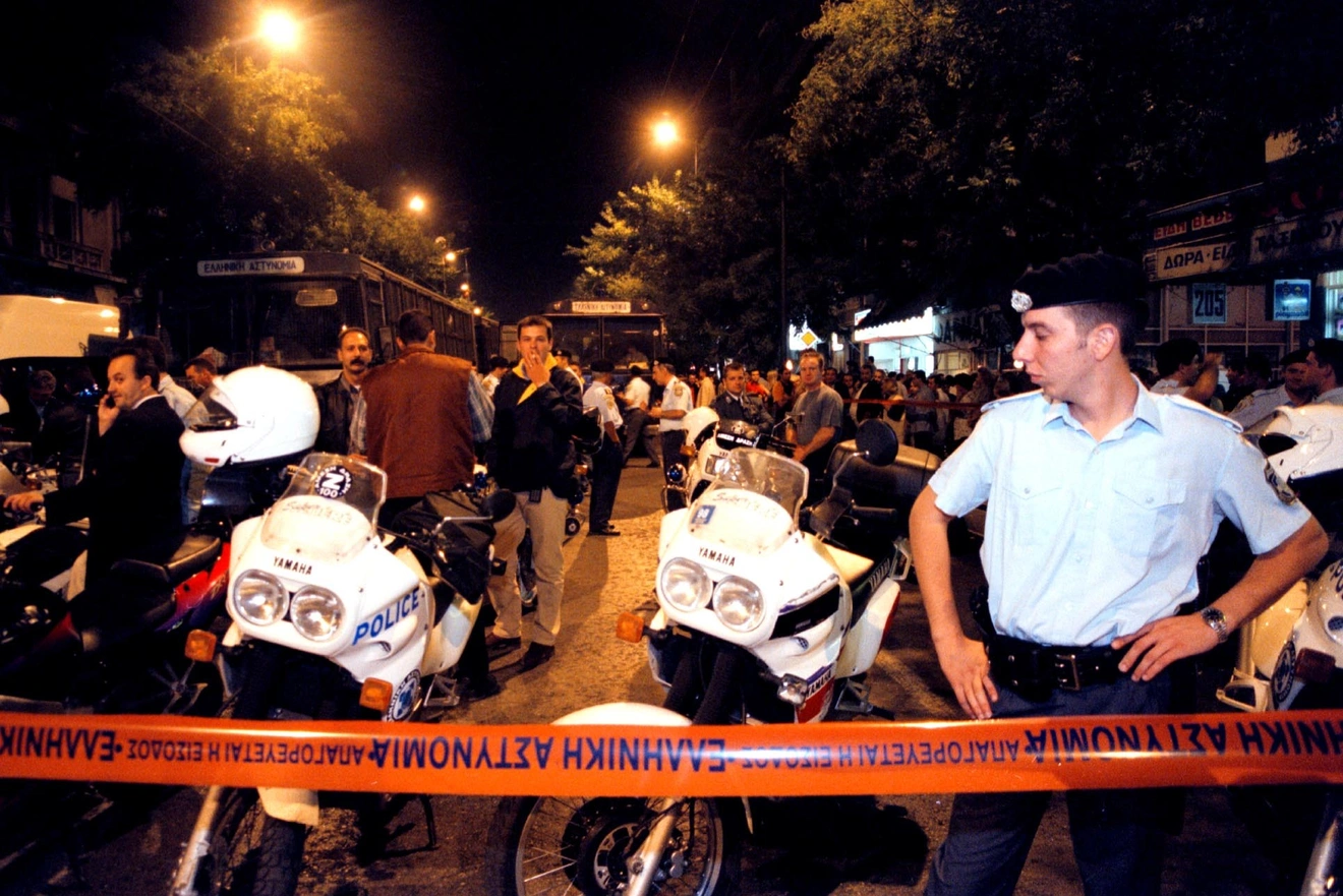 Κάτω από το διαμέρισμα της πολυκατοικίας στην οδό Νιόβης στα Κάτω Πατήσια, όπου ο Ματέι κρατούσε όμηρους τέσσερις ενοίκους