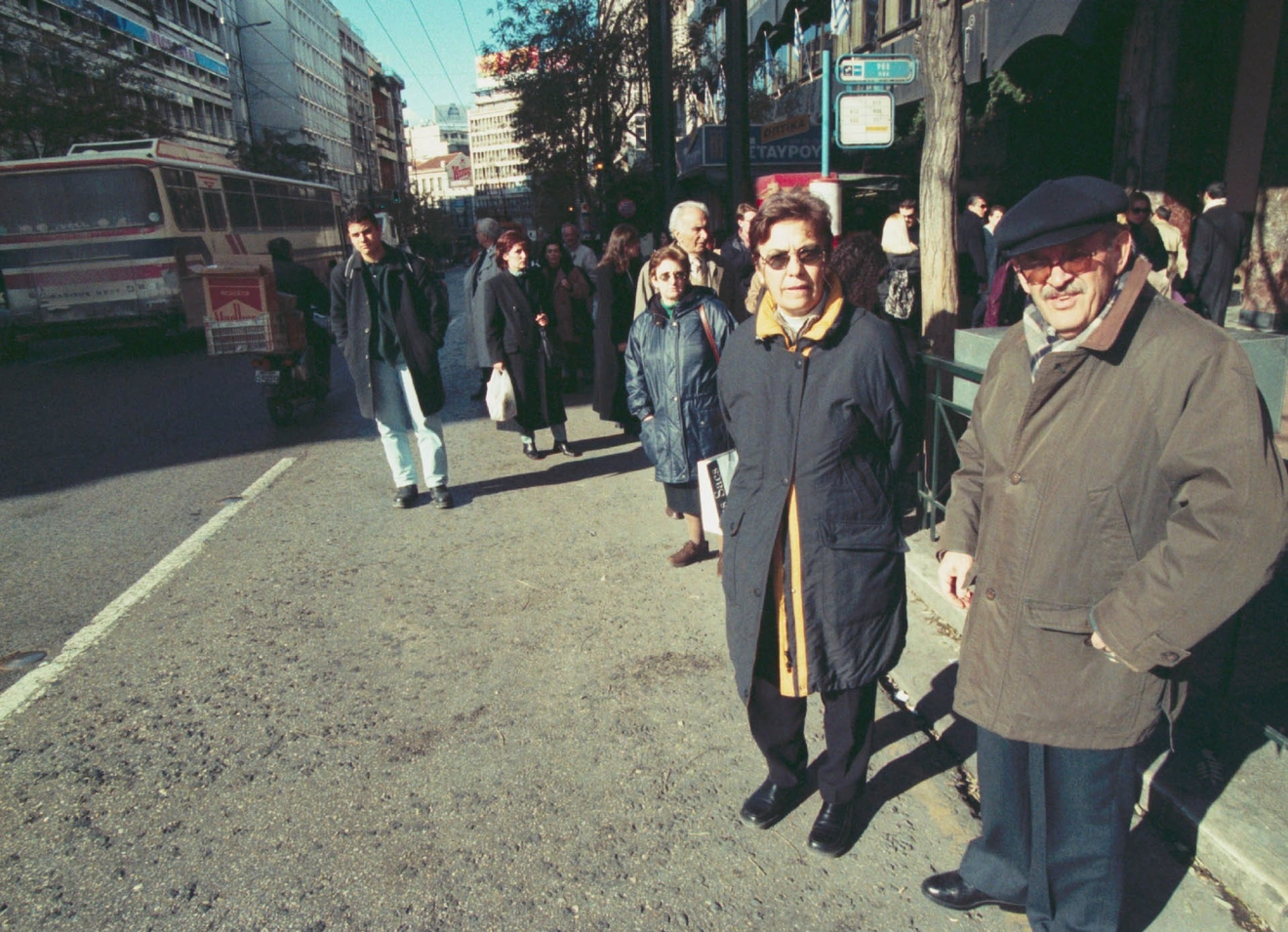 Επιβάτες περιμένουν το λεωφορείο στη στάση