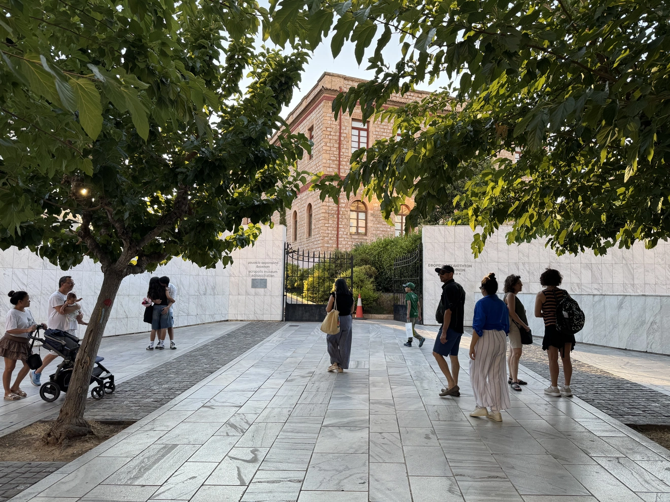 Άνθρωποι σε τυχαία σκηνοθεσία έξω από τον σταθμό μετρό Ακρόπολη