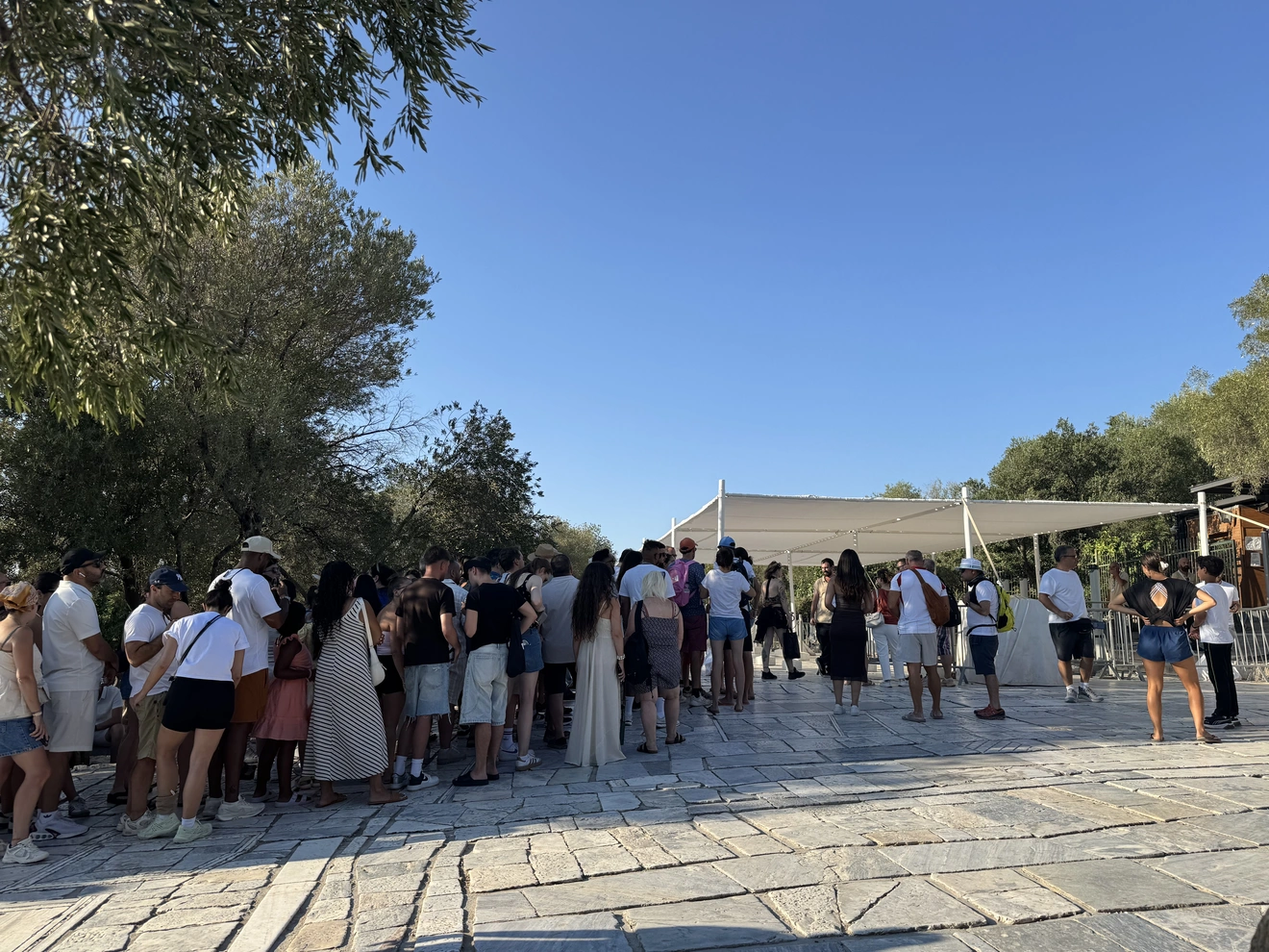Ουρές έξω από την κεντρική είσοδο της Ακρόπολης
