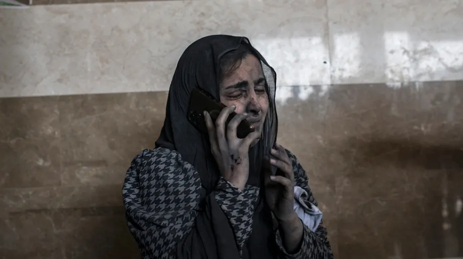 Τραυματίας μιλάει στο τηλέφωνο στο νοσοκομείο Νασέρ, μετά τις ισραηλινές αεροπορικές επιδρομές στη νότια Λωρίδα της Γάζας