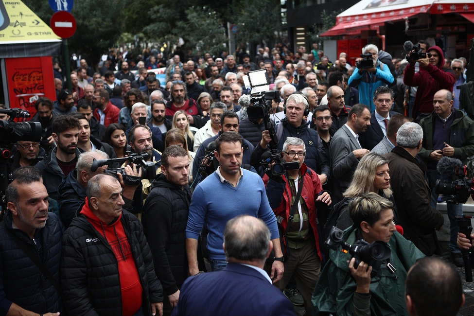 Ο Στέφανος Κασσελάκης στην πορεία για το φορολογικό νομοσχέδιο