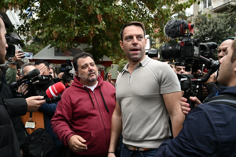 Ο Στέφανος Κασσελάκης στην πορεία για το φορολογικό νομοσχέδιο