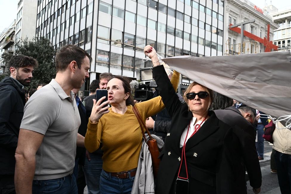 Ο Στέφανος Κασσελάκης στην πορεία για το φορολογικό νομοσχέδιο