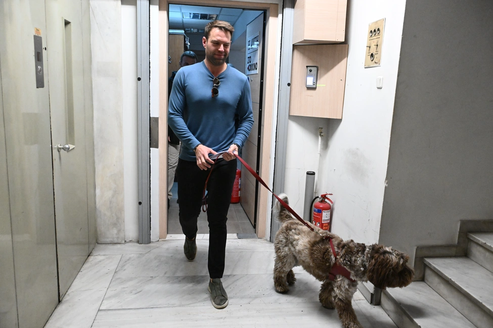 O Στέφανος Κασσελάκης «Στο Κόκκινο» μαζί με την Φάρλι