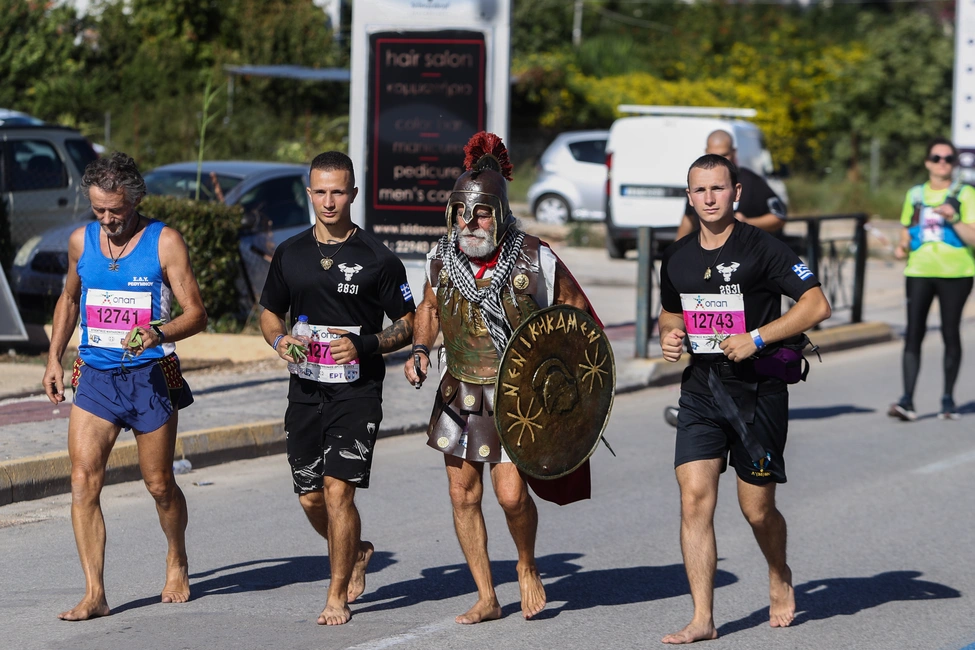 Δρομέας με αρχαιοελληνική στολή στον Μαραθώνιο