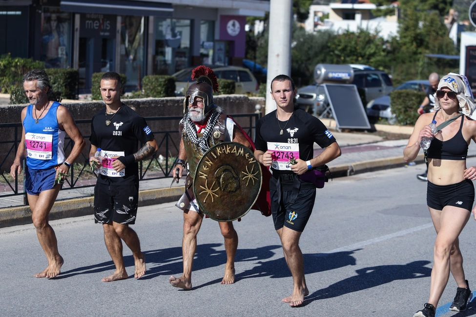 Δρομέας με αρχαιοελληνική στολή στον Μαραθώνιο