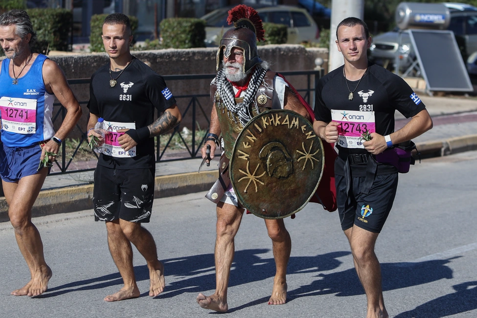 Δρομέας με αρχαιοελληνική στολή στον Μαραθώνιο