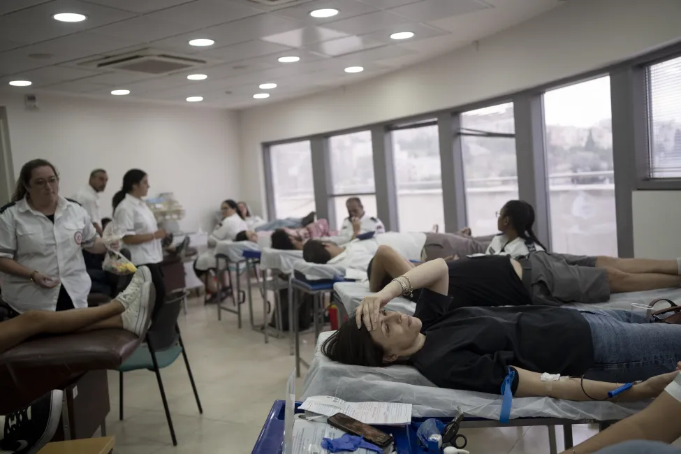 Ισραηλινοί δίνουν αίμα στην υπηρεσία έκτακτης ανάγκης στην Ιερουσαλήμ, μετά την πρωτοφανή επίθεση μαχητών της Χαμάς στο Ισραήλ, 7 Οκτωβρίου 