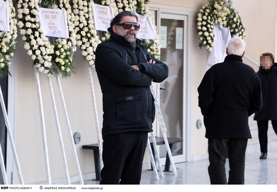 Ο Μιχάλης Ιατρόπουλος στην κηδεία του Χάρη Κωστόπουλου