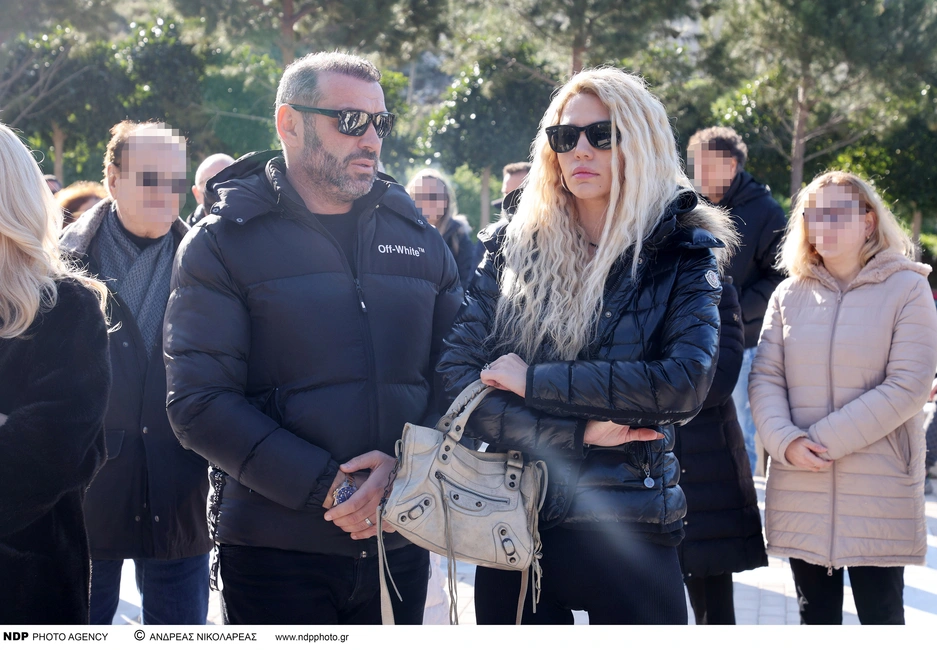 Η Σάσα Μπάστα και ο Δημήτρης Κουσαθανάς στην κηδεία του Χάρη Κωστόπουλου