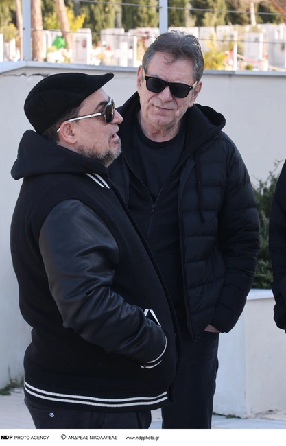 Ο Άγγελος Διονυσίου στην κηδεία του Χάρη Κωστόπουλου