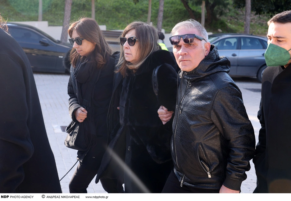 Η Ειρήνη Καρρά και η Χριστίνα Καρρά στην κηδεία του Χάρη Κωστόπουλου