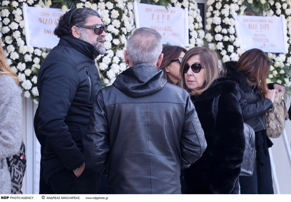 Ο Μιχάλης Ιατρόπουλος και η Χριστίνα Καρρά στην κηδεία του Χάρη Κωστόπουλου