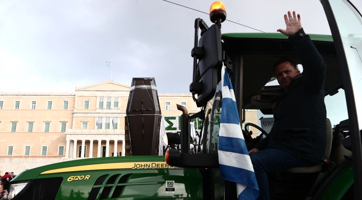 Αγρότες έξω από τη Βουλή