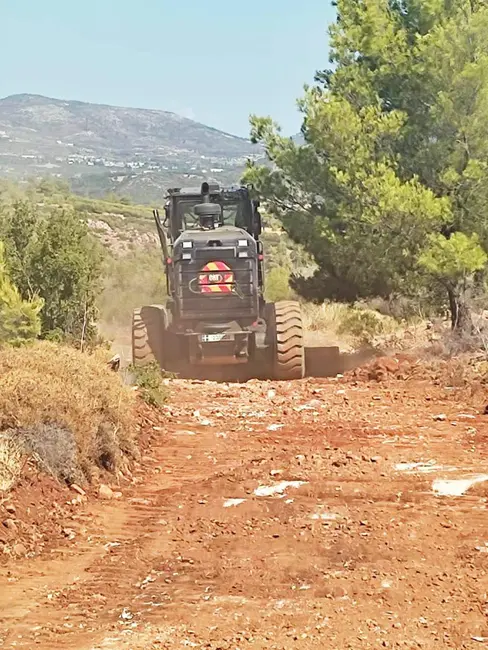 Διανοιξη αντιπυρικης ζωνης στον Μαραθωνα απο την Πολιτικη Προστασια