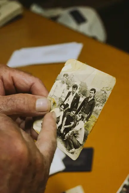 Ο κύριος Λευτέρης έχει κρατήσει μερικές φωτογραφίες στο καφενείο από τότε που ήταν νέος με τους φίλους του.