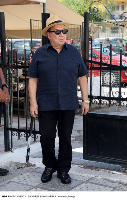 Ο Σταμάτης Φασουλής στην κηδεία του Ντίνου Καρύδη