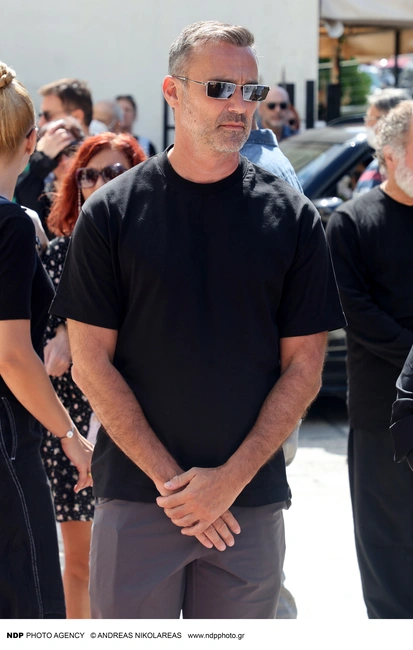 Ο Γιώργος Καπουτζίδης στην κηδεία του Ντίνου Καρύδη