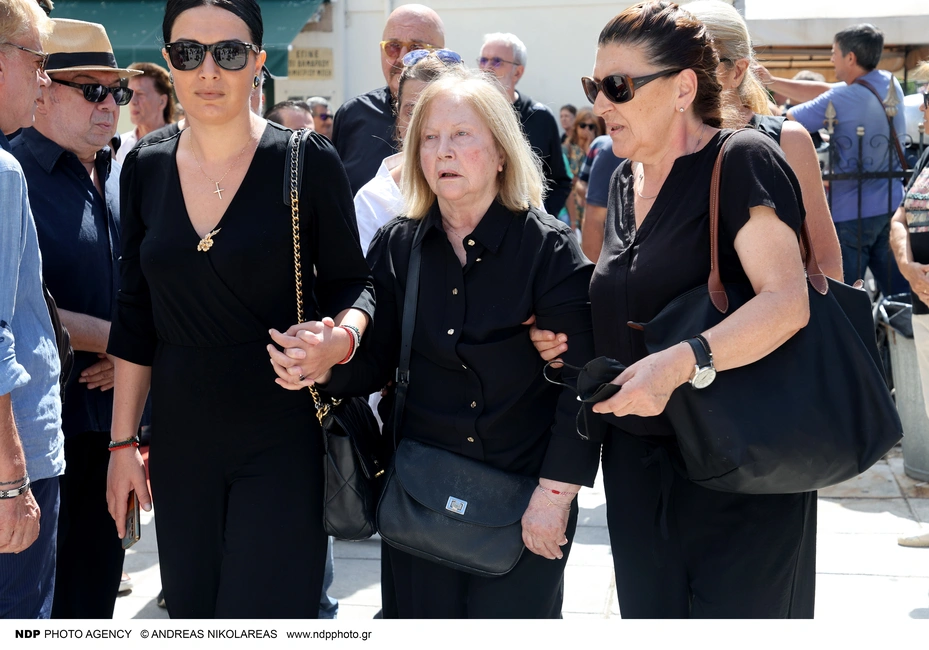 Η Τζούλια Αργυροπούλου στην κηδεία του Ντίνου Καρύδη