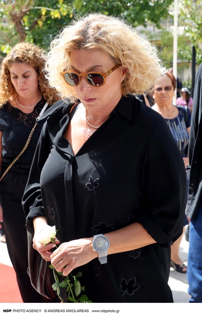 Η Φαίδρα Δρούκα στην κηδεία του Ντίνου Καρύδη