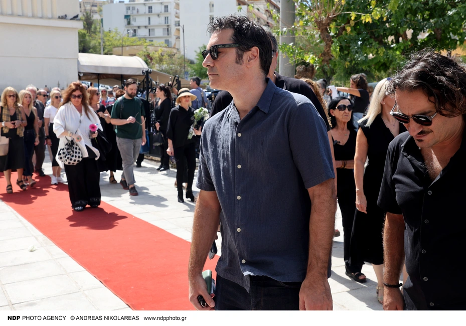 Χριστόφορος Παπακαλιάτης και Βασίλης Χαραλαμπόπουλος στην κηδεία του Ντίνου Καρύδη