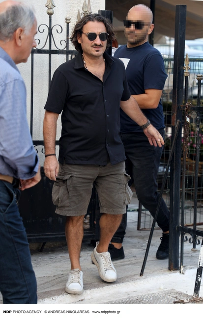 Ο Βασίλης Χαραλαμπόπουλος στην κηδεία του Ντίνου Καρύδη