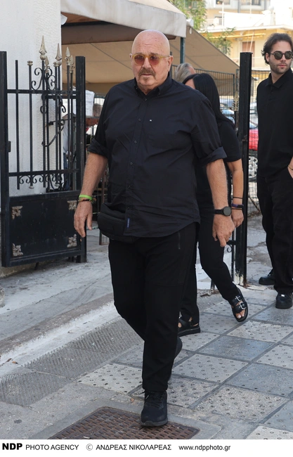 Ο Γιώργος Καρτάλος στην κηδεία του Ντίνου Καρύδη