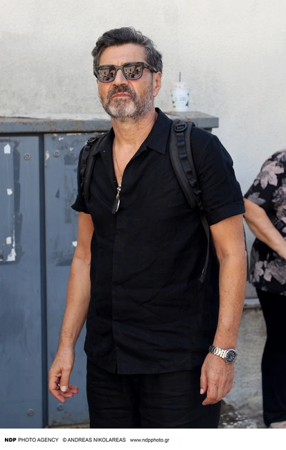 Ο Κώστας Φαλελάκης στην κηδεία του Ντίνου Καρύδη