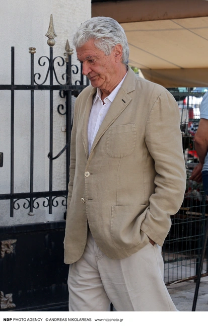 Ο Ρήγας Αξελός στην κηδεία του Ντίνου Καρύδη