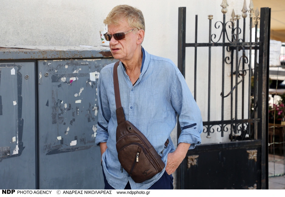 Ο Τάκης Παπαματθαίου στην κηδεία του Ντίνου Καρύδη