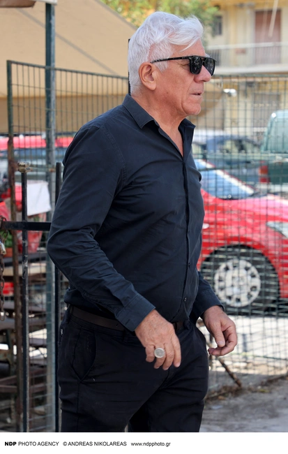 Ο Γιώργος Γιαννόπουλος στην κηδεία του Ντίνου Καρύδη