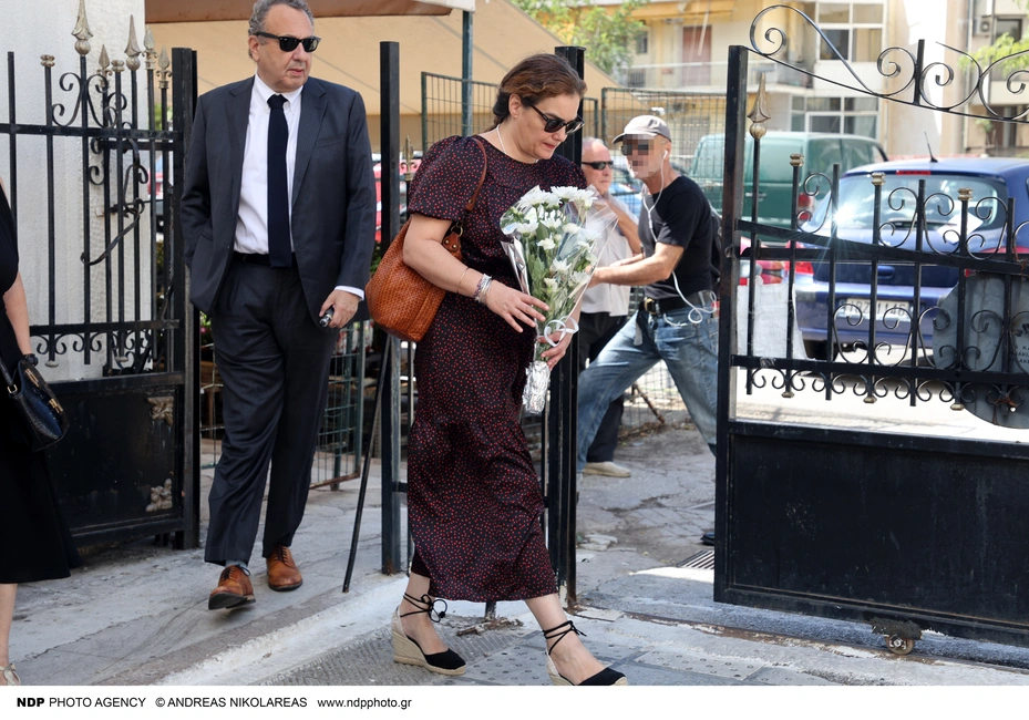 Ο Χρήστος Χωμενίδης και η Γωγώ Μπρέμπου στην κηδεία του Ντίνου Καρύδη