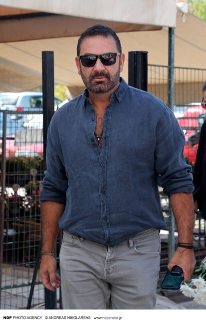 Ο Μιχάλης Μαρίνος στην κηδεία του Ντίνου Καρύδη