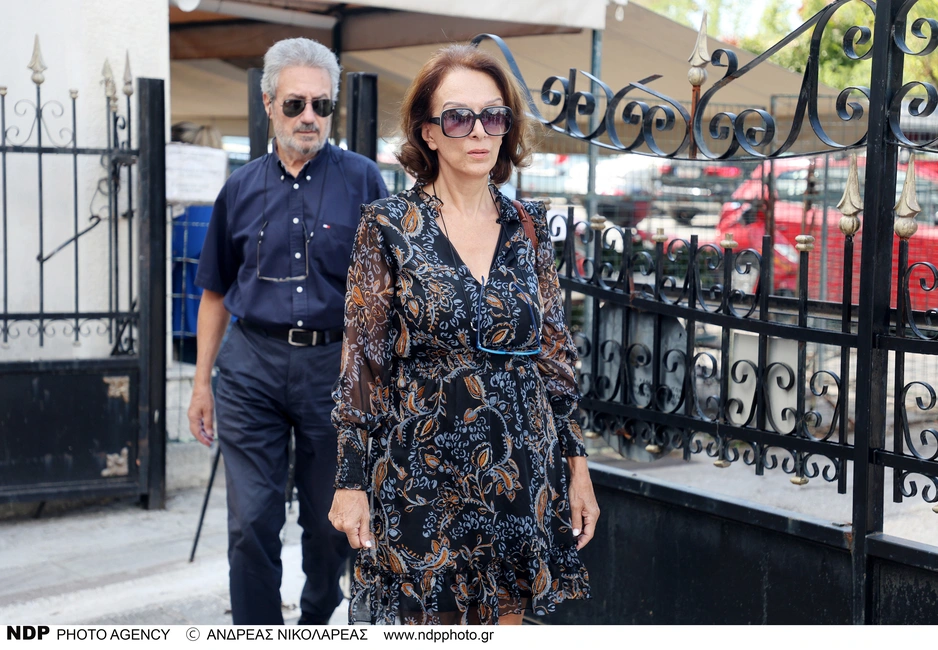 Ο Γιώργος Δανέσης και η Μαίρη Βιδάλη στην κηδεία του Ντίνου Καρύδη