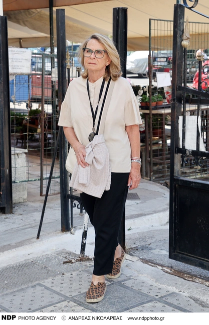 Η Όλγα Παυλάτου στην κηδεία του Ντίνου Καρύδη