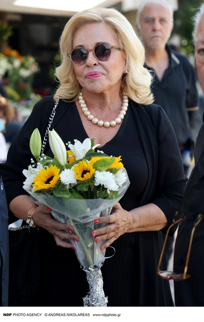 Η Μπέσσυ Αργυράκη στην κηδεία του Μίμη Πλέσσα