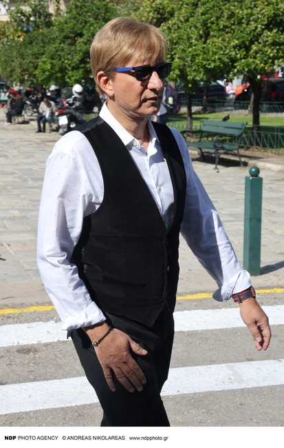 Ο Μάκης Δελαπόρτας στην κηδεία του Μίμη Πλέσσα