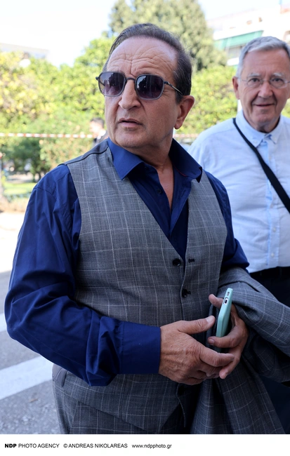 Ο Σπύρος Μπιμπίλας στην κηδεία του Μίμη Πλέσσα