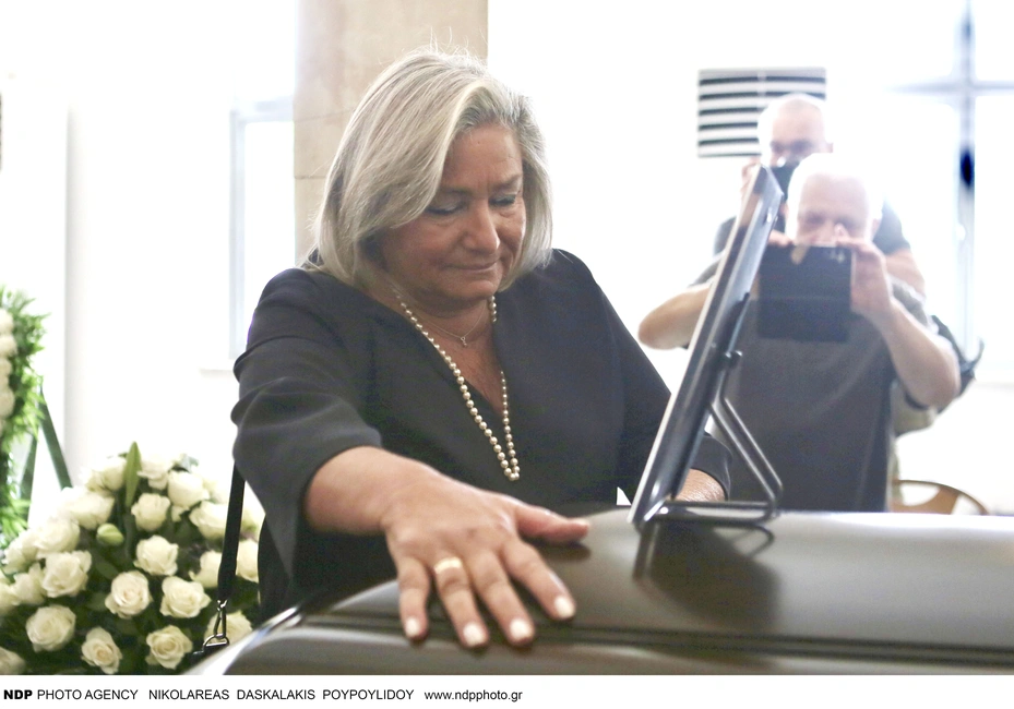 Η Λουκίλα Καρρέρ - Πλέσσα στην κηδεία του Μίμη Πλέσσα