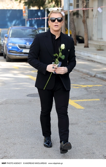 Ο Τάκης Ζαχαράτος στην κηδεία του Μίμη Πλέσσα