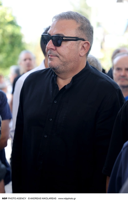 Ο Αντώνης Ρέμος στην κηδεία του Μίμη Πλέσσα