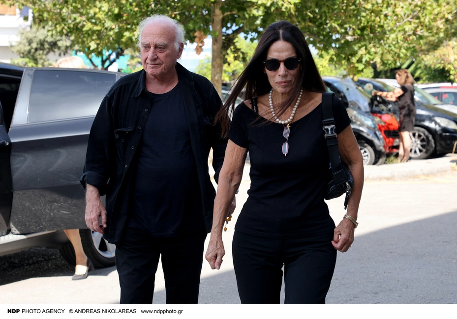 Γιώργος Χατζηνάσιος-Μαρία Χατζηνάσιου στην κηδεία του Μίμη Πλέσσα