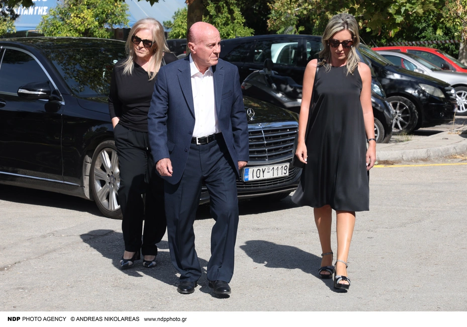 Μίμης Δομάζος-Ηώ Θεοδώρου-Πόπη Δομάζου στην κηδεία του Μίμη Πλέσσα