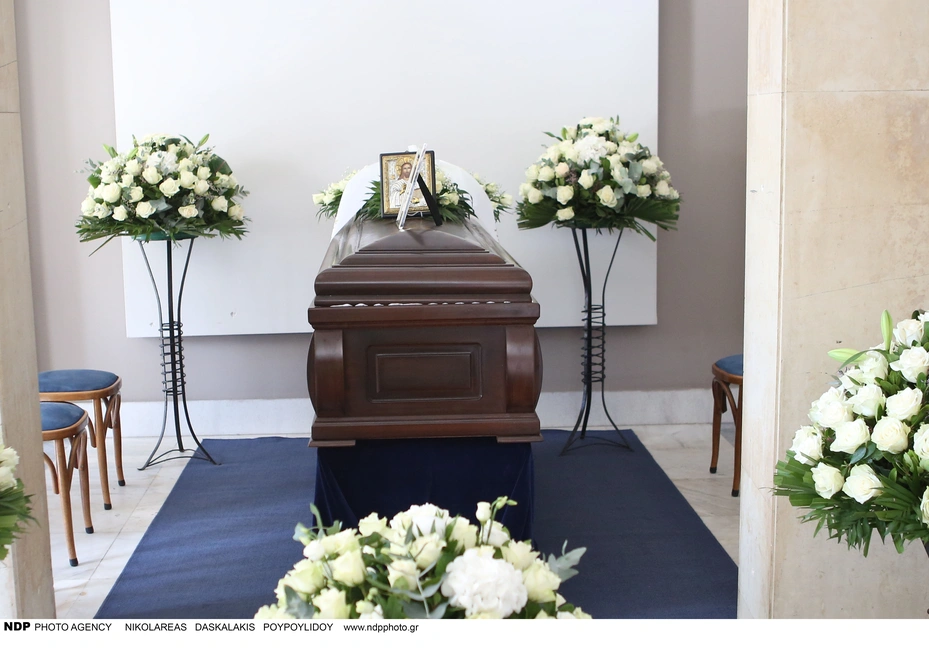 Σε λαϊκό προσκύνημα η σορός του Μίμη Πλέσσα