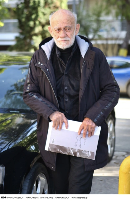 Ο Γιώργος Λιάνης στην κηδεία του Κώστα Χαρδαβέλλα