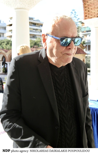 Ο Γιώργος Πολυχρονίδης στην κηδεία του Κώστα Χαρδαβέλλα